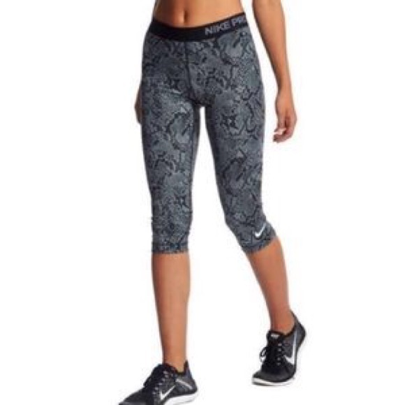 Nike Pants - ✨LIKE NEW✨ Nike Pro Snakeskin Print Capri Leggings